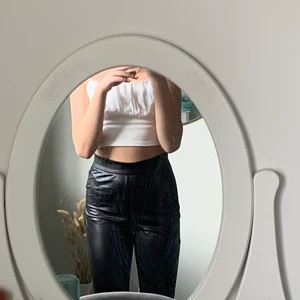 Fake läder byxor med slits - Älskar dessa men de är tyvärr för stora, det är ett par fake läder byxor som verkligen är super fina. Är ej använda❤️ Budgivning i kommentarerna, ordinarie pris 229kr