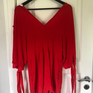 Röd jumpsuit - Köptes för några år sen, storlek XS/34. Säljer då den är för liten nu, supersnygg och är i bra skick!