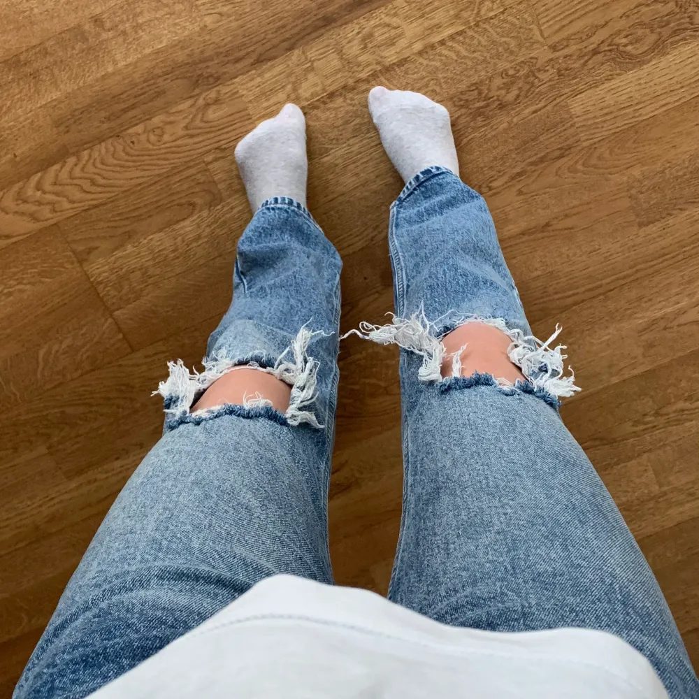 Säljer ett par skitsnygga jeans, dem är högmidhade och har hål på båda knäna💕 superfina och säljer pga att jag har för många!. Jeans & Byxor.
