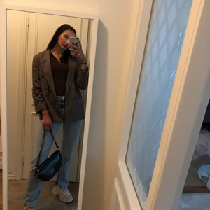 Svart handväska🖤 - Snygg svart handväska ifrån Nelly. I bra skick🖤⚡️ köparen står för frakten! Bud ifall flera blir intresserade.