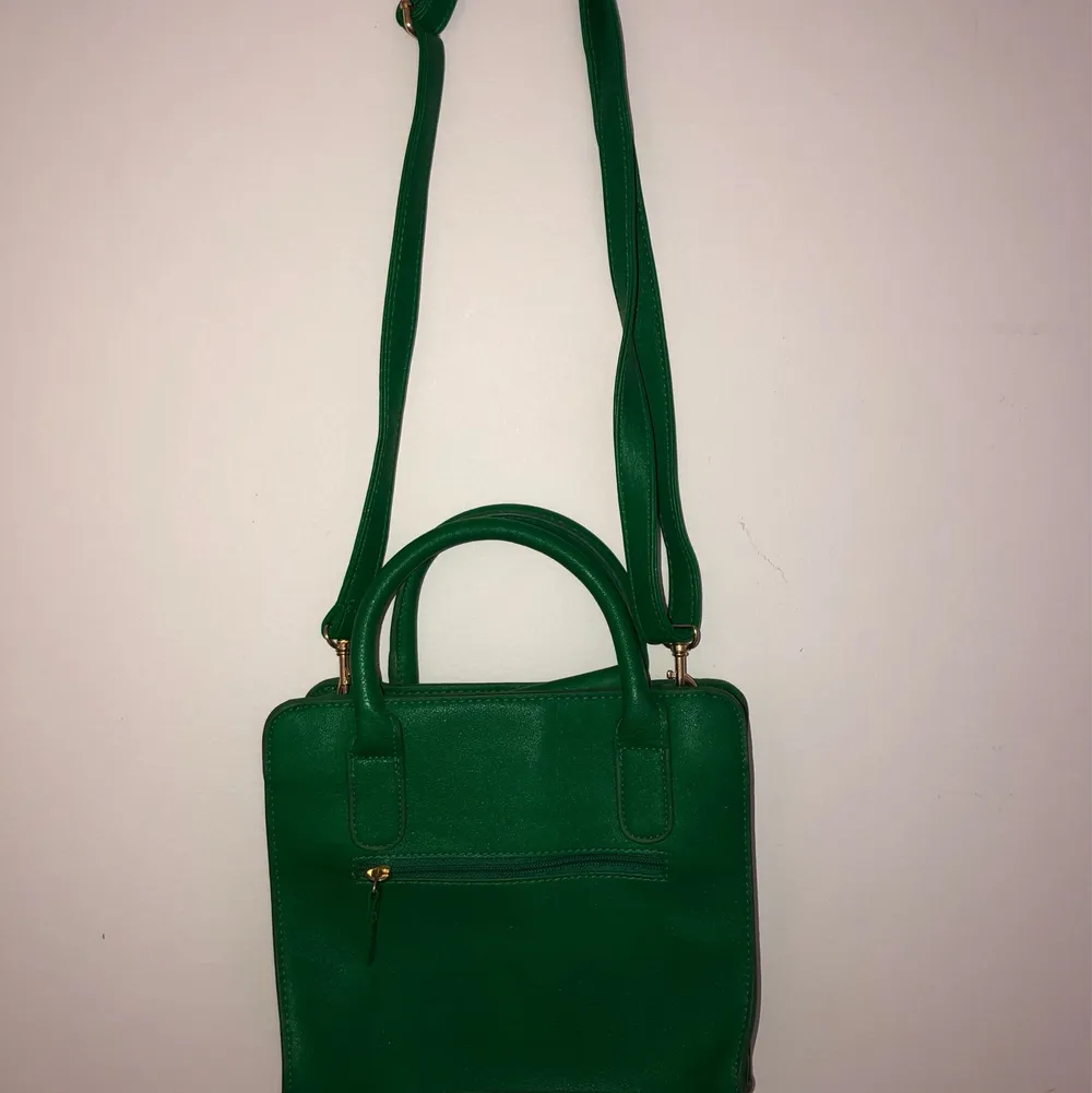 Snygg gröna väska som inte längre kommer till användning, bra skick 💚 köpare står för frakt 📦 . Väskor.