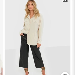 Skjortjacka från Nelly - INTRESSEKOLL!! Funderar på att sälja min jacka från NELLY som jag aldrig använt. (Prislapp kvar) För tillfället slut i XS på hemsidan. Jättefin men kände att den inte riktigt passade mig helt. Skriv hur mycket ni skulle kunna buda om ni är intresserade❤️(Kan skicka fler bilder)