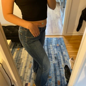 Märkesjeans bootcut Lee  - Märkesjeans från Lee. Bootcut. Superfin modell! I storlek 29/33 motsvarar en storlek S/M (små i storlek). Köparen betalar frakten. 