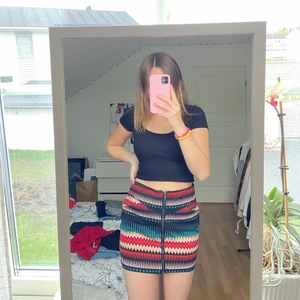 Mönstrad kjol - Mönstrad kjol med dragkedja, använda få gånger. 