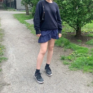 Somrig kjol - Fin kjol i färgen marinblå med vita prickar, passar perfekt till sommaren💕 (kan både mötas och skicka men då står köparen för frakten!🥰)