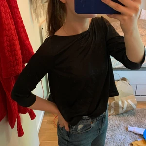 Tröja i satin - Faller fint på kroppen. Är stängd i ryggen men inte igensydd hela vägen (endast högst upp på ryggen).