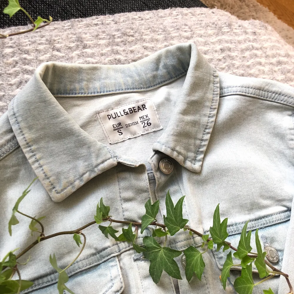 Hej! Jag säljer min jeansjacka som är i lightwash! Den har varit en favorit men det är dags att den får en ny ägare! Skriv om ni vill ha fler bilder eller har några frågor❣️ Pris kan diskuteras :). Jackor.