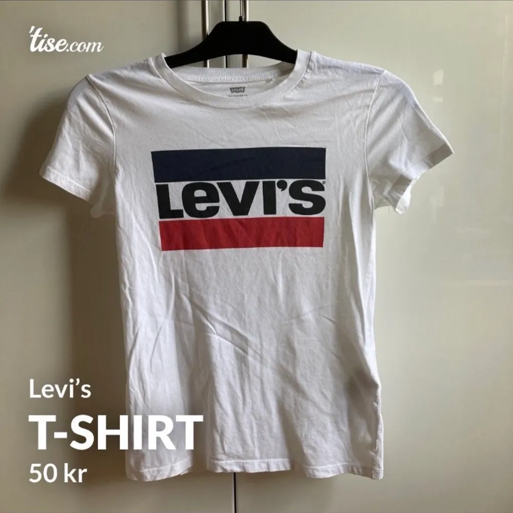 Vit T-shirt med tryck från Levi’s i storlek XXS, passar bra på mig som brukar ha XS. Använd en gång så är i nyskick!. T-shirts.