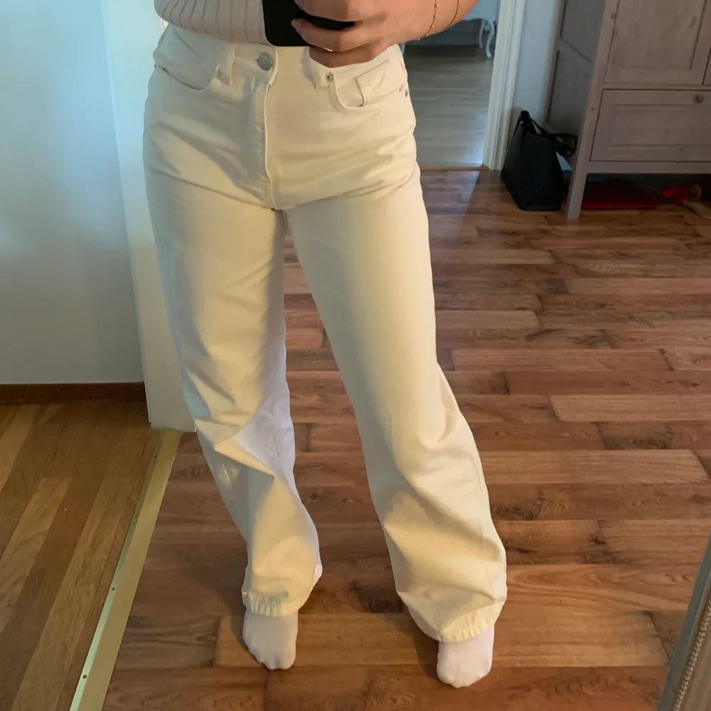 Ett par super fina vita jeans från NA-KD som tyvärr inte kommit till användning. Storlek 36 (passar en S) och jag är 168 cm lång 🥰 . Jeans & Byxor.