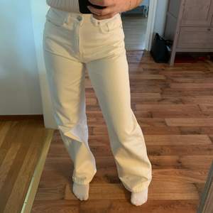 Ett par super fina vita jeans från NA-KD som tyvärr inte kommit till användning. Storlek 36 (passar en S) och jag är 168 cm lång 🥰 