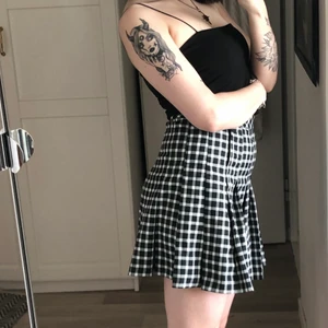 Rutig kjol - Superfin rutig kjol med fin passform. Kommer tyvärr inte till användning som mycket som jag trott. Endast använd ett fåtal gånger och därmed i jättefint skick! 🌸