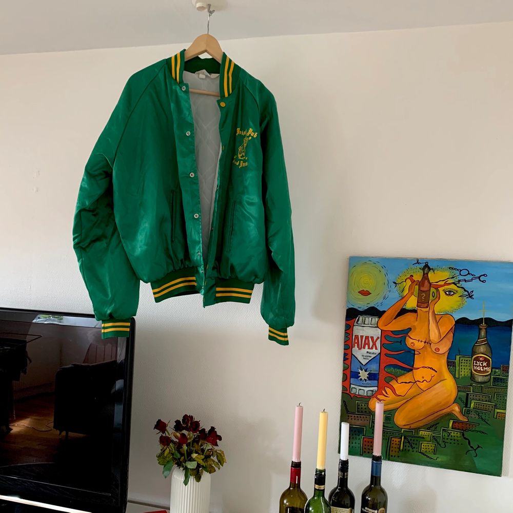 Säljer min superfina collage/baseball-jacka!! Den kommer tyvärr inte till användning så pass mycket som jag vill, därför tänker jag att den kommer passa bättre hos någon annan!💚 den sitter snyggt oversized på mig som är en storlek S men jag skulle vilja påstå att det är en M/L! 400kr + frakt!. Jackor.