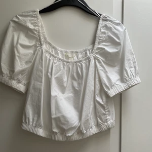 Topp - Säljer min vita topp/blus från hm i storlek xs. Använd 1 gång. Frakt tillkommer 