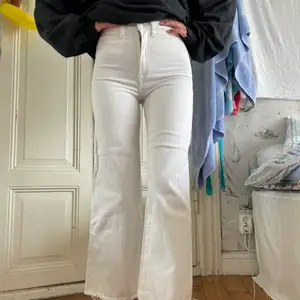 Supersnygga vita cropped jeans från hm, storlek 32 passar nog också 34 