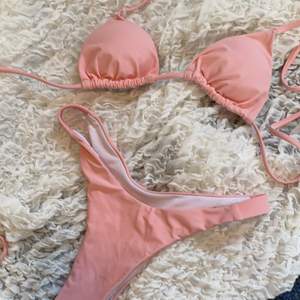 As gullig pastel rosa bikini från zaful. Köpt för omkring 50-60kr. Aldrig använd, har fortfarande trosgrejen på. Det finns vad som går att ta ut.  Storlek S/36. Köparen står för frakten, hör av er vid frågor eller intresse.