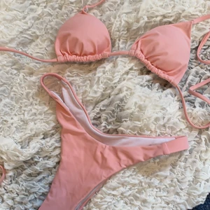Bikini - As gullig pastel rosa bikini från zaful. Köpt för omkring 50-60kr. Aldrig använd, har fortfarande trosgrejen på. Det finns vad som går att ta ut.  Storlek S/36. Köparen står för frakten, hör av er vid frågor eller intresse.