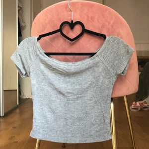 Grå croptop / magtröja | Medium - Grå croptop / magtröja som passar perfekt till en highwaist underdel! I medium