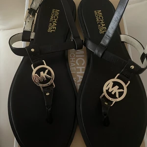 Michael kors sandaler i nyskick!  - Säljer dessa snygga Michael kors sandaler i nyskick storlek 39 (8,5 enligt USAs storlekar) originalförpackning finns kvar. Start bud 350 få direkt för 500kr. 