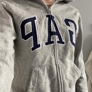 Säljer min jättefina gap hoodie då jag tycker den är för liten😫 Är en S så skulle säga att den passar XS-S beroende på hur man vill att den ska sitta. 💗💗 Frakten ingår i priset!!