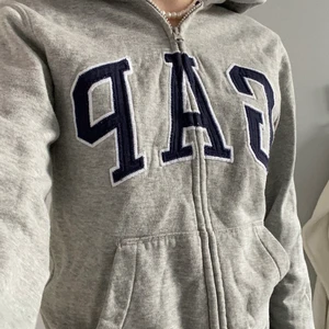 GAP zip-up hoodie - Säljer min jättefina gap hoodie då jag tycker den är för liten😫 Är en S så skulle säga att den passar XS-S beroende på hur man vill att den ska sitta. 💗💗 Frakten ingår i priset!!