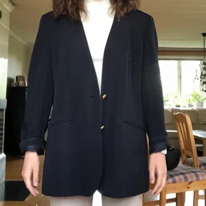 Mörkblå kavaj - Mörkblå kavaj jag använt som sommarkappa. Bekväm och alltid lagom varm. Säljer den dock då jag redan har så många kappor❤️ frakt ingår ej