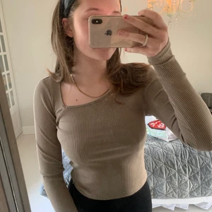 Snedskuren topp från Gina✨ - Säljer denna fina toppen från Gina tricot, endast använd 1 gång och passar verkligen till allt✨❤️