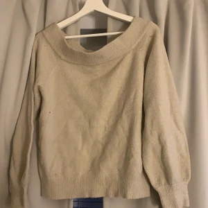 Off sholder - Off sholder beige stickad tröja med lite tajtare runt handlederna 
