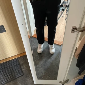 COS Kostymbyxor - Säljer dessa kostymbyxor från COS! Storlek 50 vilket passa mig som är 186cm lång. Skicket är bra. Passformen är rätt så lös och lägger sig strax ovanför skorna på mig.