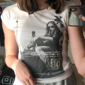 Vit t-shirt med tryck - En vit t-shirt med svart vitt tryck. Riktigt bekvämt material!