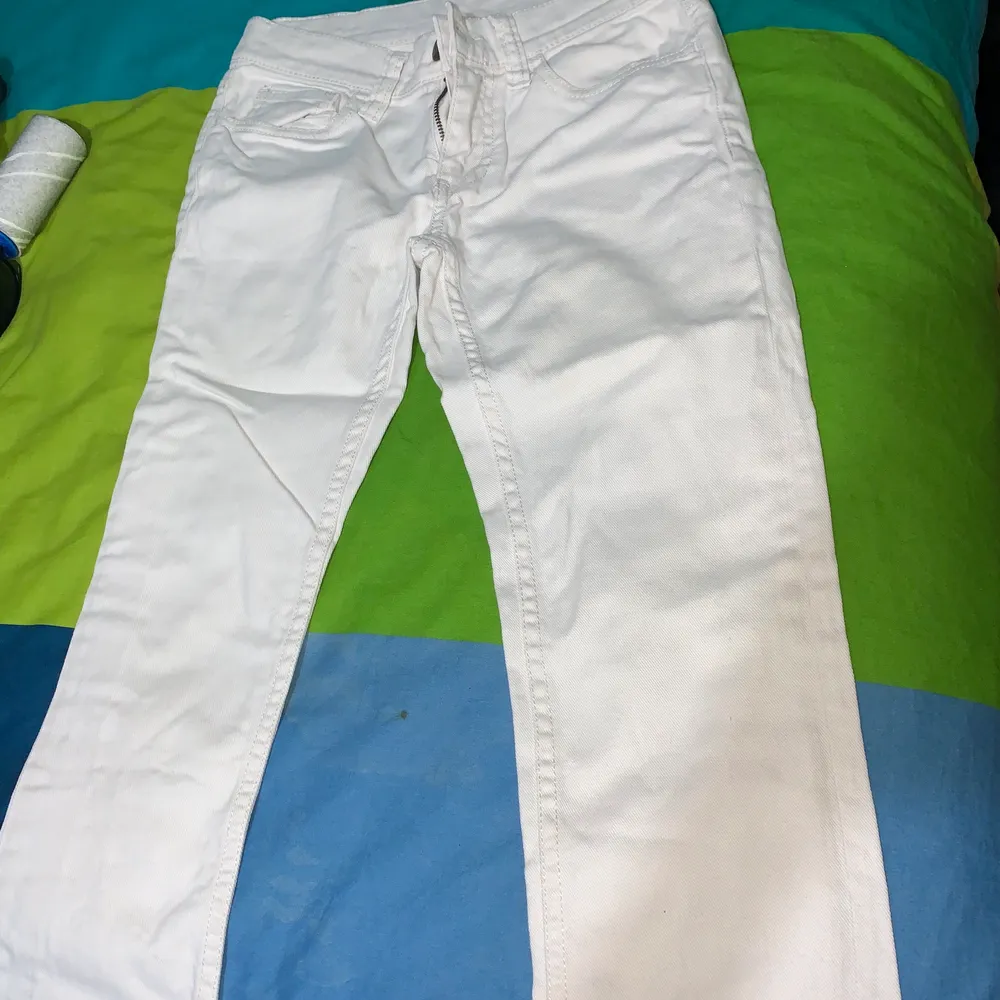Vita jeans, använda ett par gånger, skick 8/10. Jeans & Byxor.