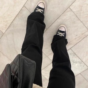 Monki Yoko Svarta Jeans - Superfina knappt använda jeans från monki. W27 L31, jag är 174 och de sitter full length på mig. Möts upp i Lund eller så står köparen för frakt ❤️