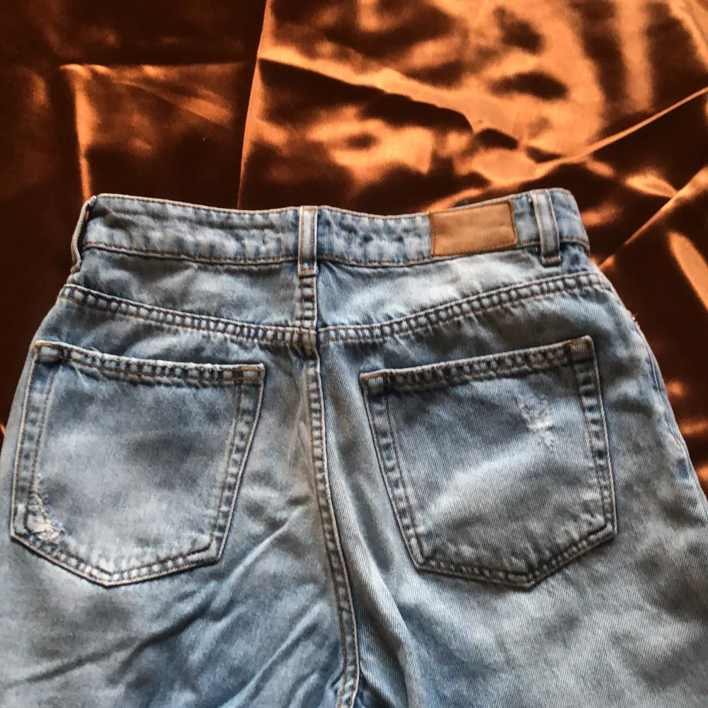 Snygga jeans från Bershka med blixtlåsdetalj på framsida byxben. Blixtlåsen fungerar som vanligt så dra upp och visa hur mycket ben du än behagar. Jeansen är märkta ”mom jeans”, så relativt hög midja samt någorlunda stretchiga material. . Jeans & Byxor.
