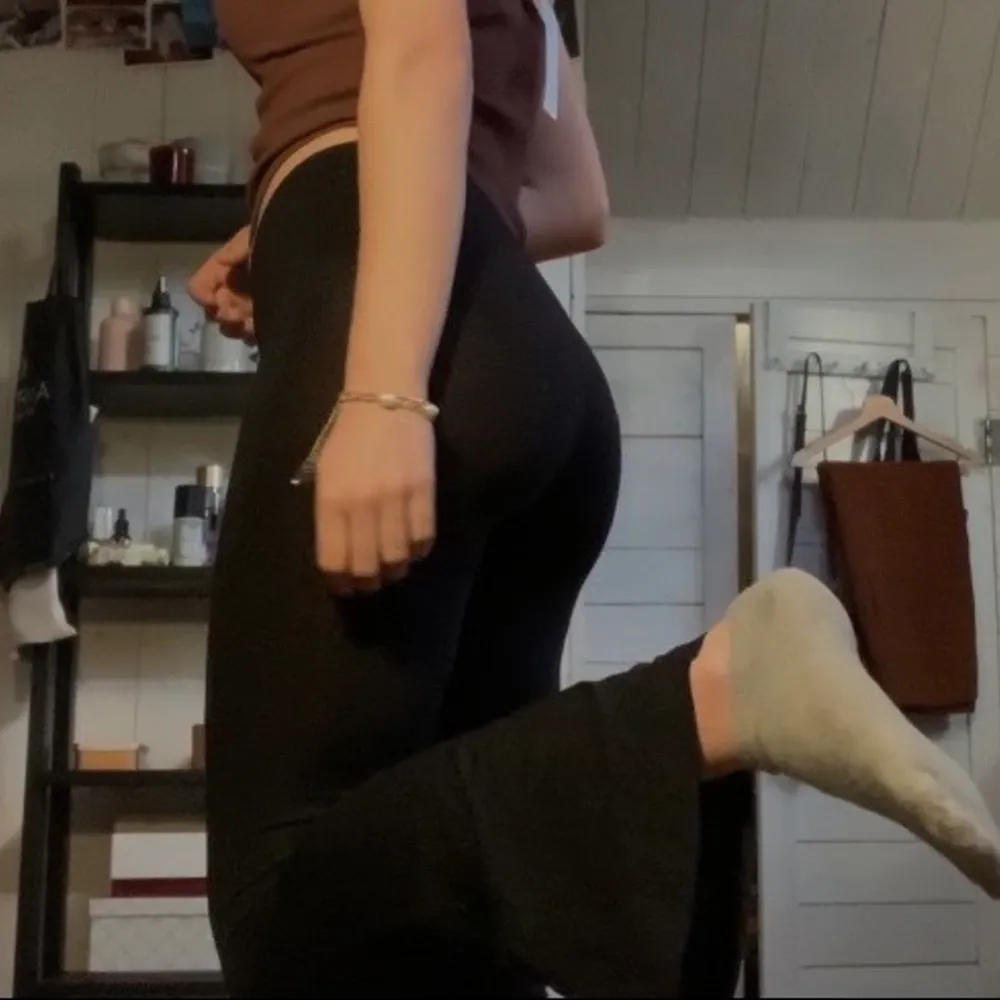 Ett par skitsnygga sköna svarta bootcut yogapants/kostymbyxor❤️ de är tyvärr för tighta för mig men de är väldigt stretchiga o mjuka. Jeans & Byxor.