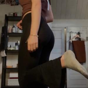 Ett par skitsnygga sköna svarta bootcut yogapants/kostymbyxor❤️ de är tyvärr för tighta för mig men de är väldigt stretchiga o mjuka