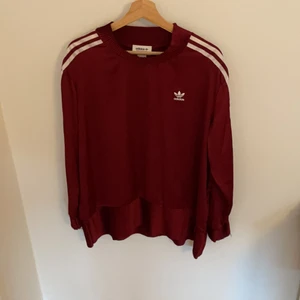 Blus från adidas stl 42 - Ärmarna är lite fransiga 