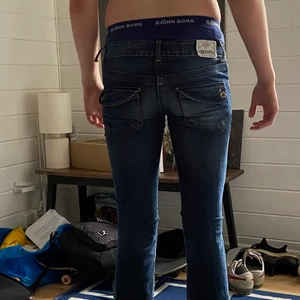 y2k jeans! - skitsnygga y2k jeans som både är bootcut och lowaist!! sitter som en smäck, säljer för att jag har för många liknande jeans❤️❤️💕 jag är 193 lång och dem sitter perfekt på mig💕 skriv om du har någon fråga eller vill köpa 💕💝