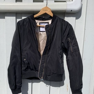 Bomberjacka från PULL&BEAR i stl S - Lite liten i storleken 100% polyester Med innerficka, kan skickas fler bilder