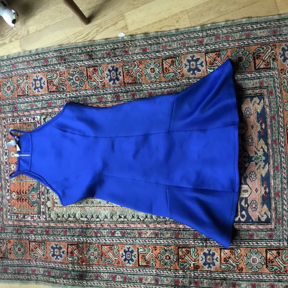 Säljer min söt blå volong klänning som är mycket unik och sexig.Sitter jätte bra på kroppen och tight. Finns fler bilder och bud I kommentarna. . Klänningar.