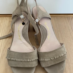 Klackar - Säljer mina gulliga klackar. Köpte det för 900kr säljer det nu för 200kr. Jag har använt de på min konfermation och skolavslutning, så det är i bra skick💕💕köparen står för frakten😊