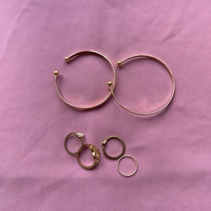 Guld färgad armband och ringar  - Två armband och fyra ringar säljs tillsammans. Är på köpet om du spenderar över 150kr på den här sidan.