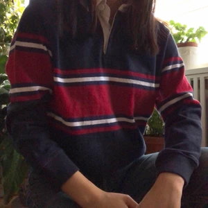 Polo tröja - Köpt från beyond retro för ca ett halvår sen. Har inte användas en ända gång av mig jag har endast prövat den. Den har inga fläckar eller hål. Passar mig perfect som vanligtvis har xs/s. Säljer på grund av att den inte är min stil.