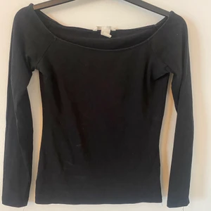 Två svarta basic tröjor - Första tröjan är offshoulder i storlek S ifrån H&M. Andra tröjan är storlek S ifrån okänt märke. Sitter jätte fint. Jag är 167 cm och har ofta storlek S. Säljer båda för 40kr exklusive frakt och kan mötas i Stockholm🖤