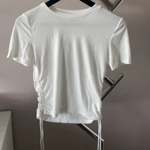 Topp med resor - Säljer denna gulliga topp med resor på sidorna, från Zara! Funkar både till fest och till vardags✨ Bara använd 1 gång, som ny!! Frakt tillkommer som köparen står för, kontakta mig vid mer info🙌🏼