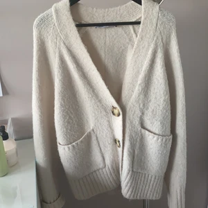 Zara stickad kofta - Säljer denna gosiga koftan från zara. Inte använd många gånger och alltså i fint skick. Kontakta vid intresse eller fler frågor💞💞 Köparen står för frakt.  