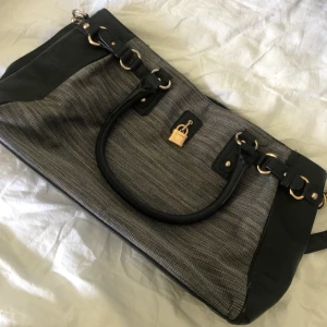 Väska - Fin handväska, med lila innertyg