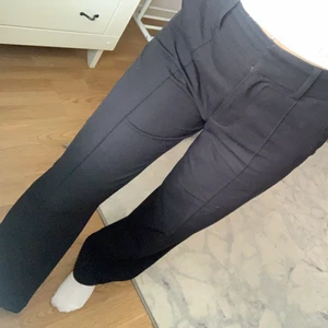 Kostymbyxor  - Ett par svarta kostymbyxor med söm på båda benen från NA-KD i storlek 36 (passar en S) 💓