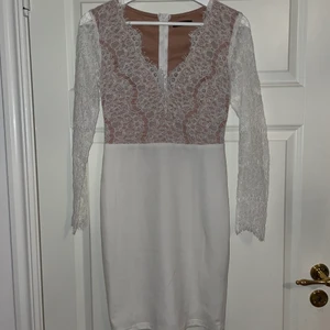 Klänning stl S - Vit klänning med spets från boohoo i storlek S. Oanvänd. Köpare står för frakt. 