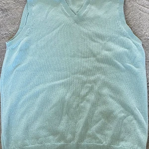 Ljus blå väst:) - En jätte fin ljusblå väst som funkar bra att ha över en tunn tröja:)