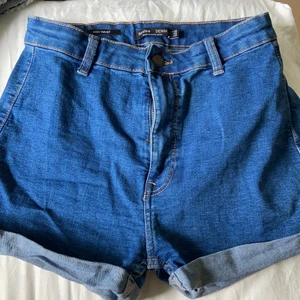 Jeansshorts från Bershka, high waisted. Storlek 38 - Mörkblåa high waisted jeansshorts från Bershka, nytt skick