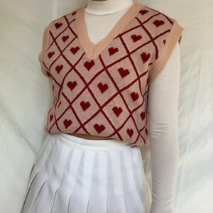 Väst - Snygg väst som tyvärr ej kommer till användning. Mjukaste mysigaste materialet. Nyskick, defektfri. Köpare står för frakt